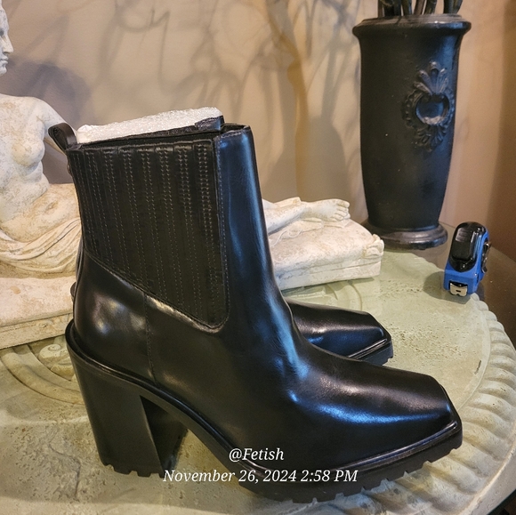 Vince Camuto Womens Aresse Black Chelsea Boots Size 7.5 - Picture 3 of 11